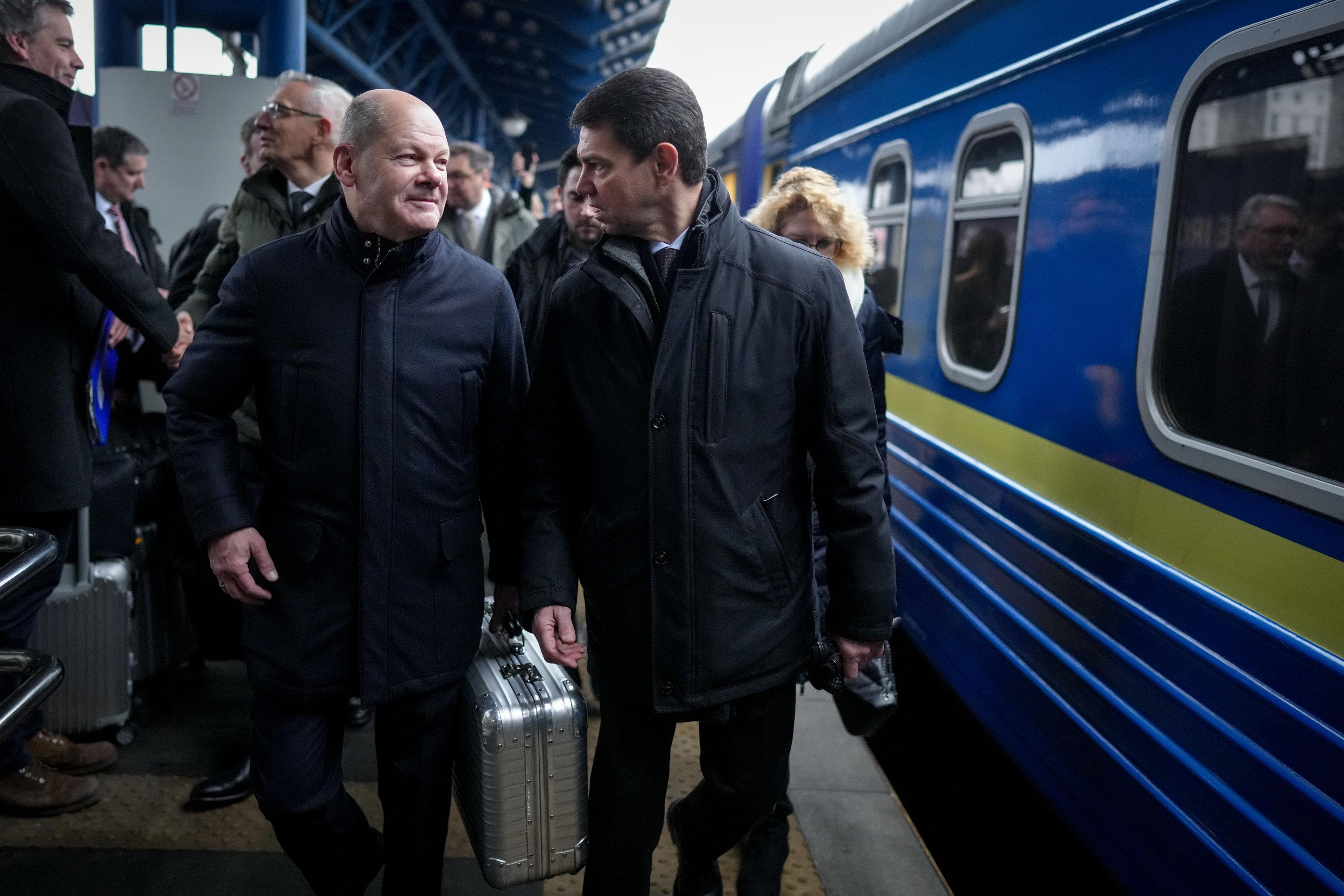 Ukraine, Kiew: Bundeskanzler Olaf Scholz (SPD) kommt mit einem Sonderzug auf dem Zentralbahnhof der ukrainischen Hauptstadt Kiew an. Begrüßt wird der Bundeskanzler durch Oleksandr Mischtschenko, stellvertretender Minister für auswärtige Angelegenheiten.