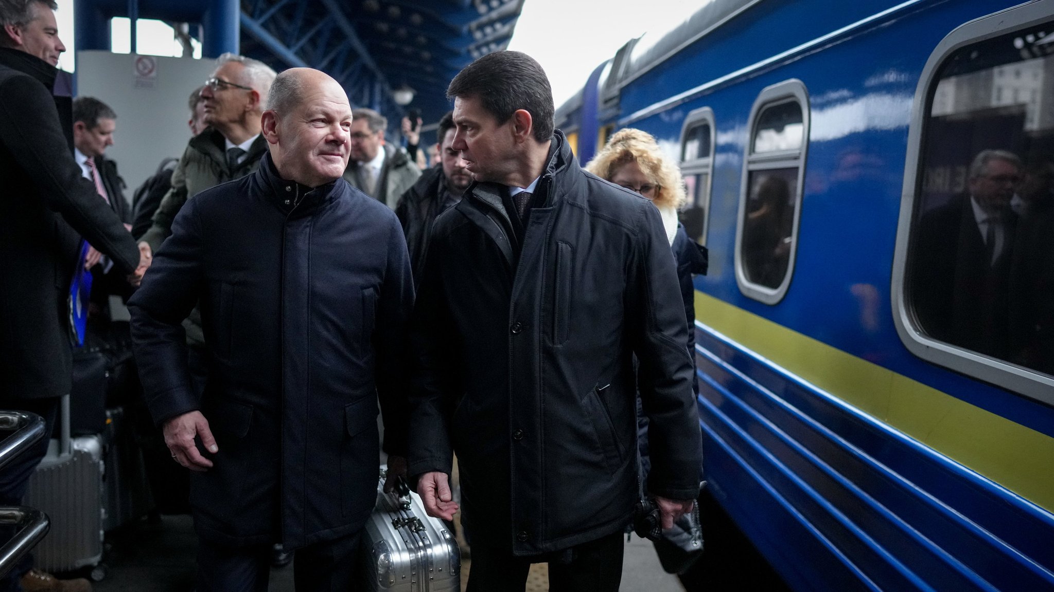 Ukraine, Kiew: Bundeskanzler Olaf Scholz (SPD) kommt mit einem Sonderzug auf dem Zentralbahnhof der ukrainischen Hauptstadt Kiew an. Begrüßt wird der Bundeskanzler durch Oleksandr Mischtschenko, stellvertretender Minister für auswärtige Angelegenheiten.