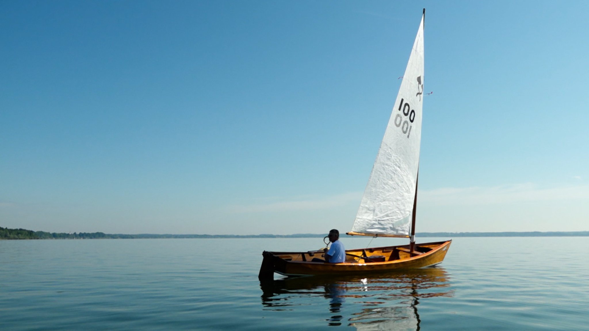 Bootsbauer Peter Heistracher in seinem Segelboot auf dem Chiemsee