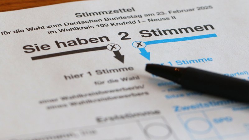 Stimmzettel für die Bundestagswahl 2025 (Symbolbild) | Bild: pa/pressefoto_korb/Micha Korb Stimmzettel für die Bundestagswahl 2025 (Symbolbild)