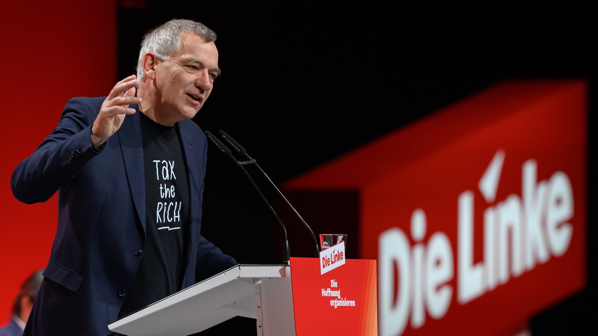 Jan van Aken, Parteivorsitzender Die Linke, spricht auf dem Bundesparteitag der Partei Die Linke in Chemnitz | Bild: picture alliance/dpa | Hendrik Schmidt Jan van Aken, Parteivorsitzender Die Linke, spricht auf dem Bundesparteitag der Partei Die Linke in Chemnitz