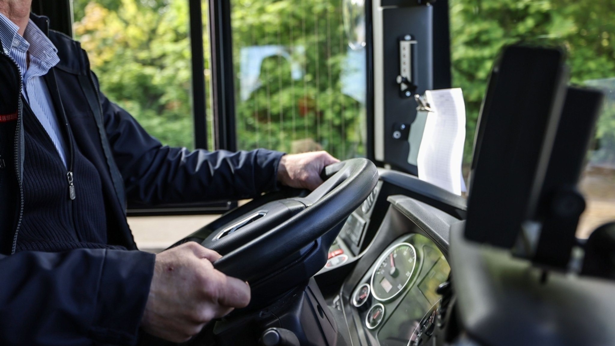 Symbolbild: Ein Busfahrer sitzt am Steuer eines Busses. 
