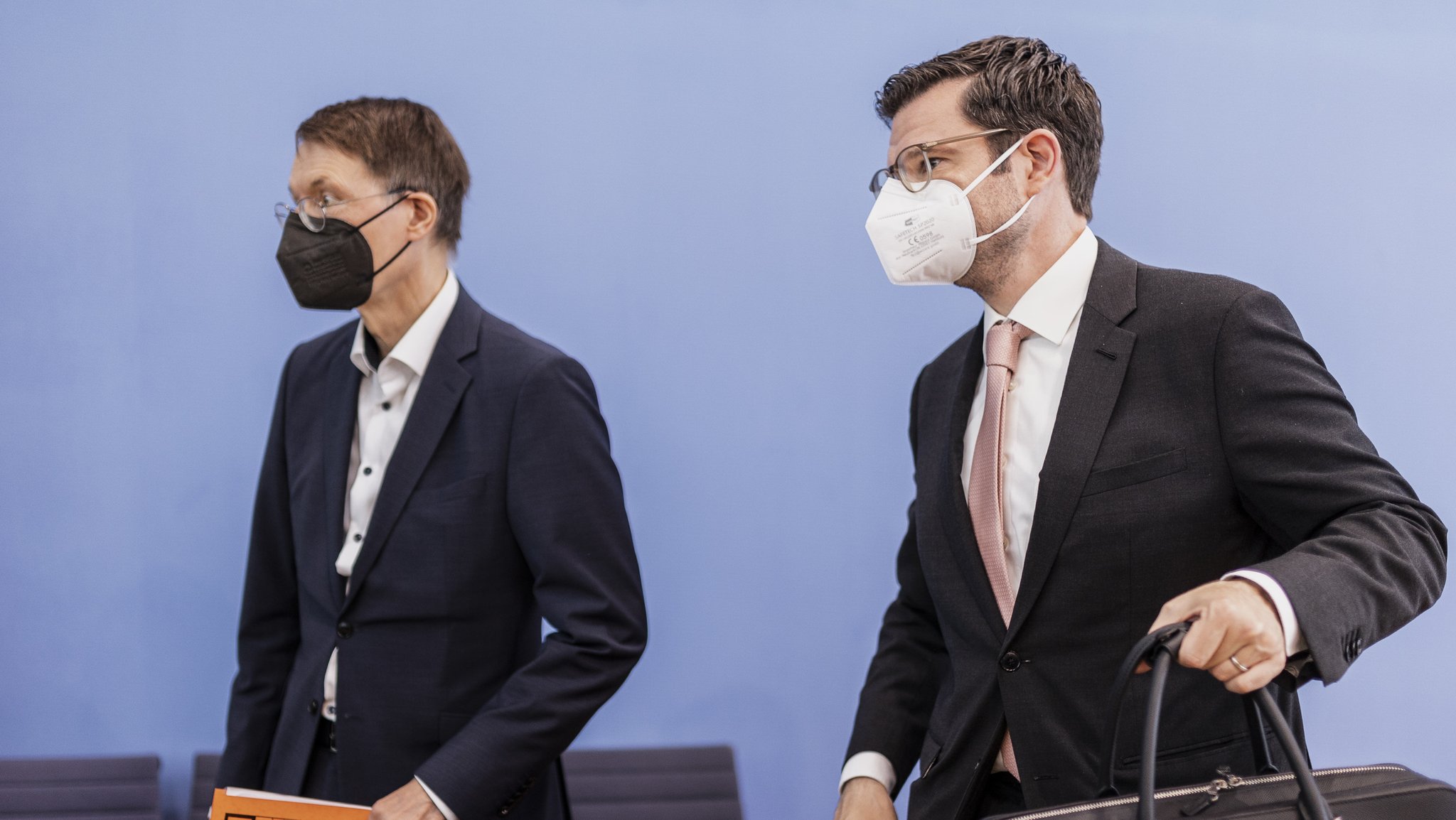 (L-R) Karl Lauterbach (SPD), Bundesminister fuer Gesundheit, und Marco Buschmann (FDP), Bundesminister der Justiz, aufgenommen im Rahmen einer Pressekonferenz zu Corona-Regelungen in Berlin. 24.08.2022.