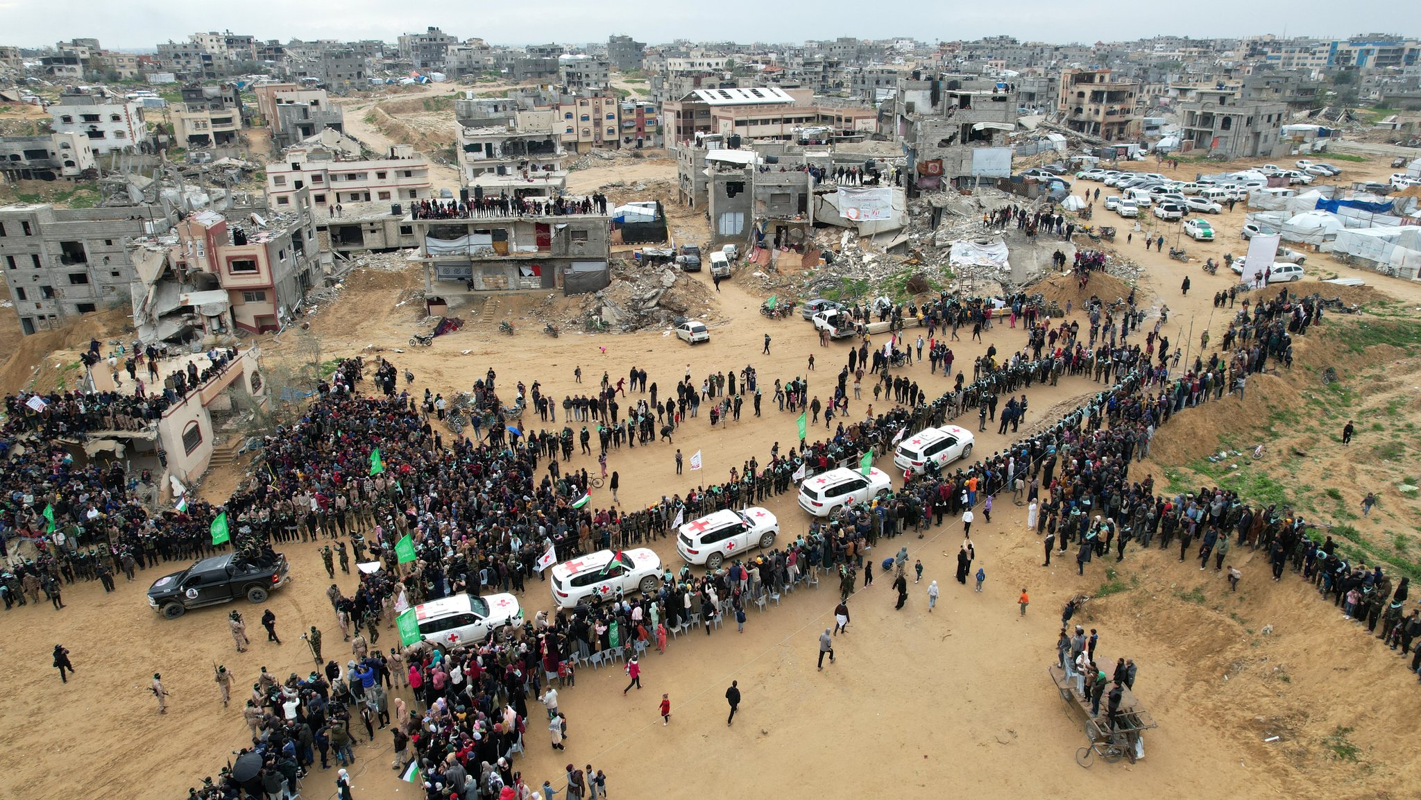 Nahost-Ticker: Entsetzen über Hamas-Inszenierung der Übergabe