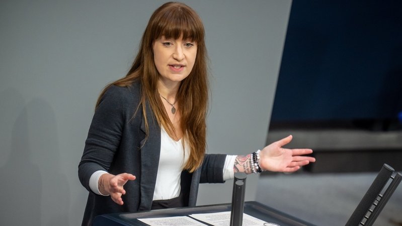 Heidi Reichinnek im Bundestag | Bild: dpa-Bildfunk/Michael Kappeler Heidi Reichinnek im Bundestag