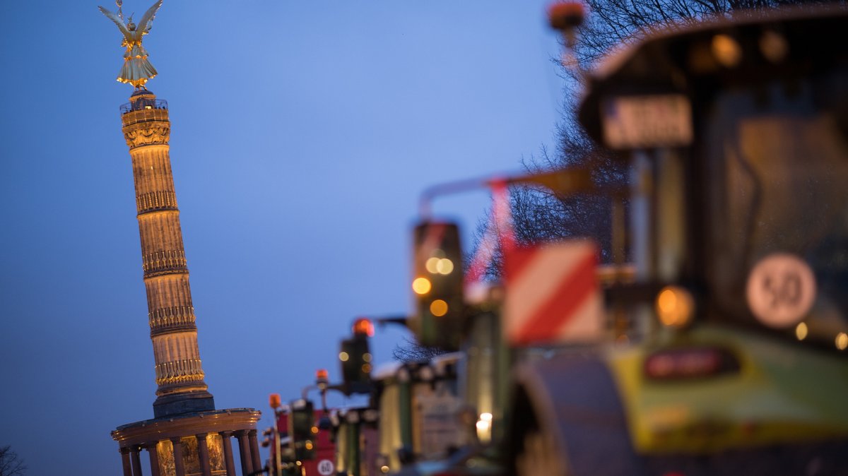 Traktoren stehen vor der angekündigten Großdemonstration des Deutschen Bauernverbandes am Brandenburger Tor auf der Straße des 17. Juni. 