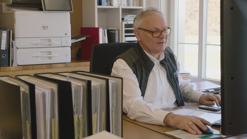 Schreinermeister Bernhard Daxenberger am Schreibtisch | Bild: BR Schreinermeister Bernhard Daxenberger am Schreibtisch