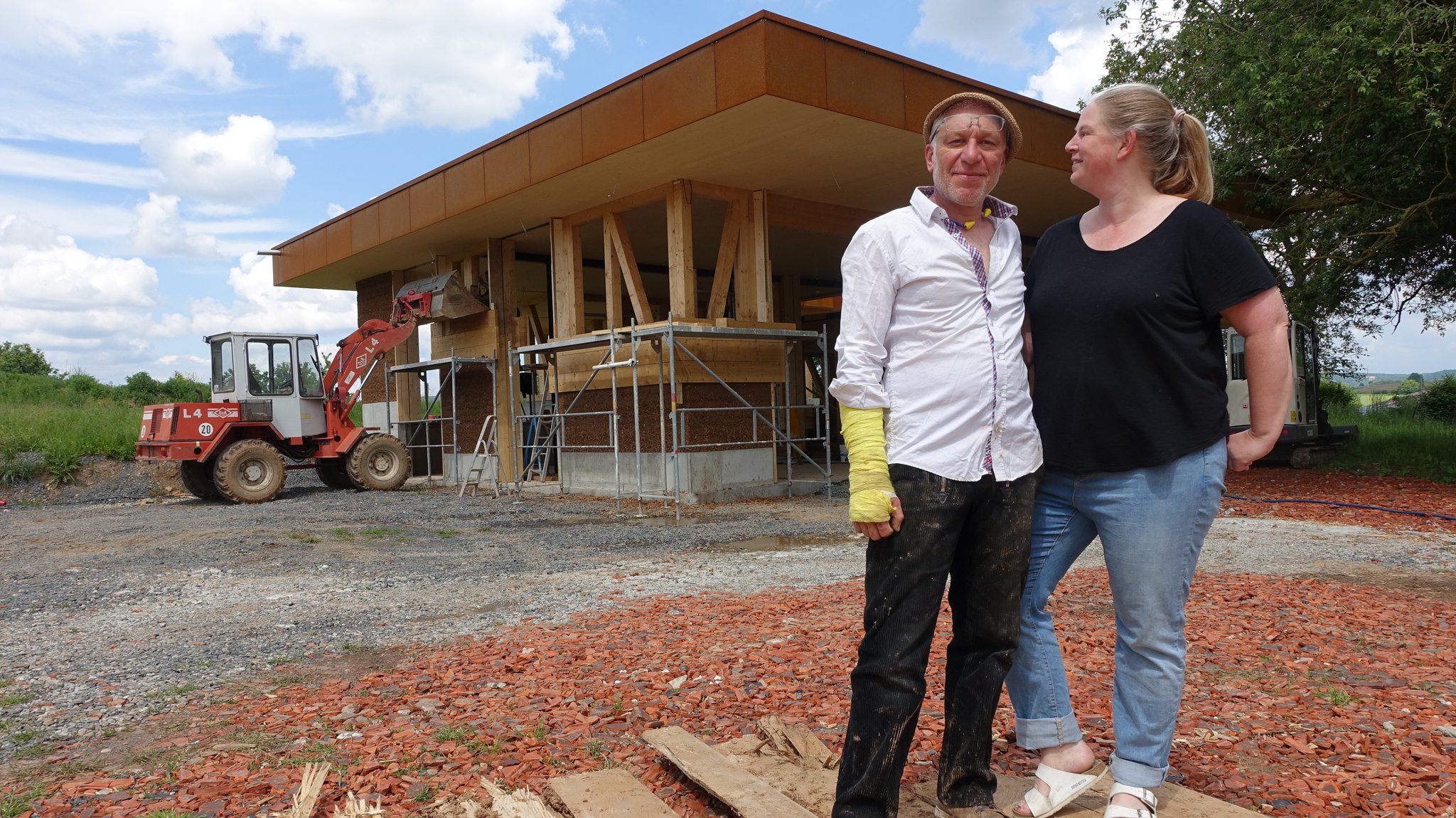 Bernd Jakob und seine Lebensgefährtin Anna Goschenhofer bauen ein innovatives Lehmhaus in Rügheim (Lkr. Haßberge). 