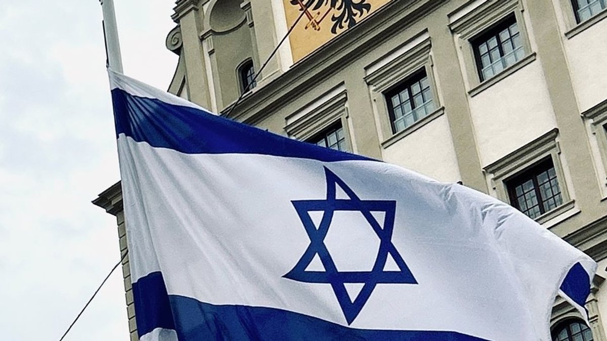 Israel-Flagge vor dem Augsburger Rathaus
