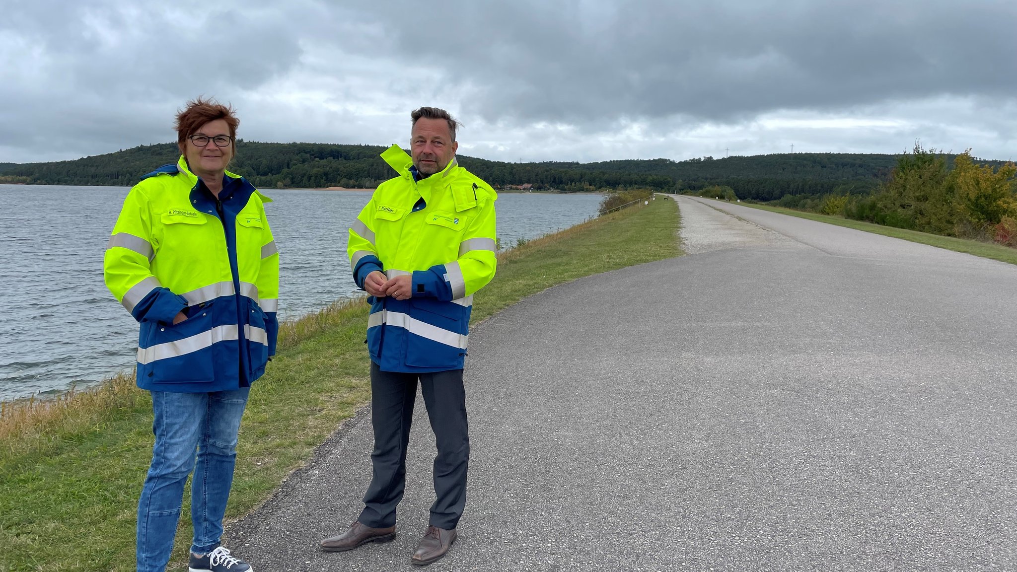 Seenland-Chefin Helga Pfitzinger-Schiele und Thomas Keller, Chef des Wasserwirtschaftsamtes Ansbach, auf dem Damm des Großen Brombachsees.