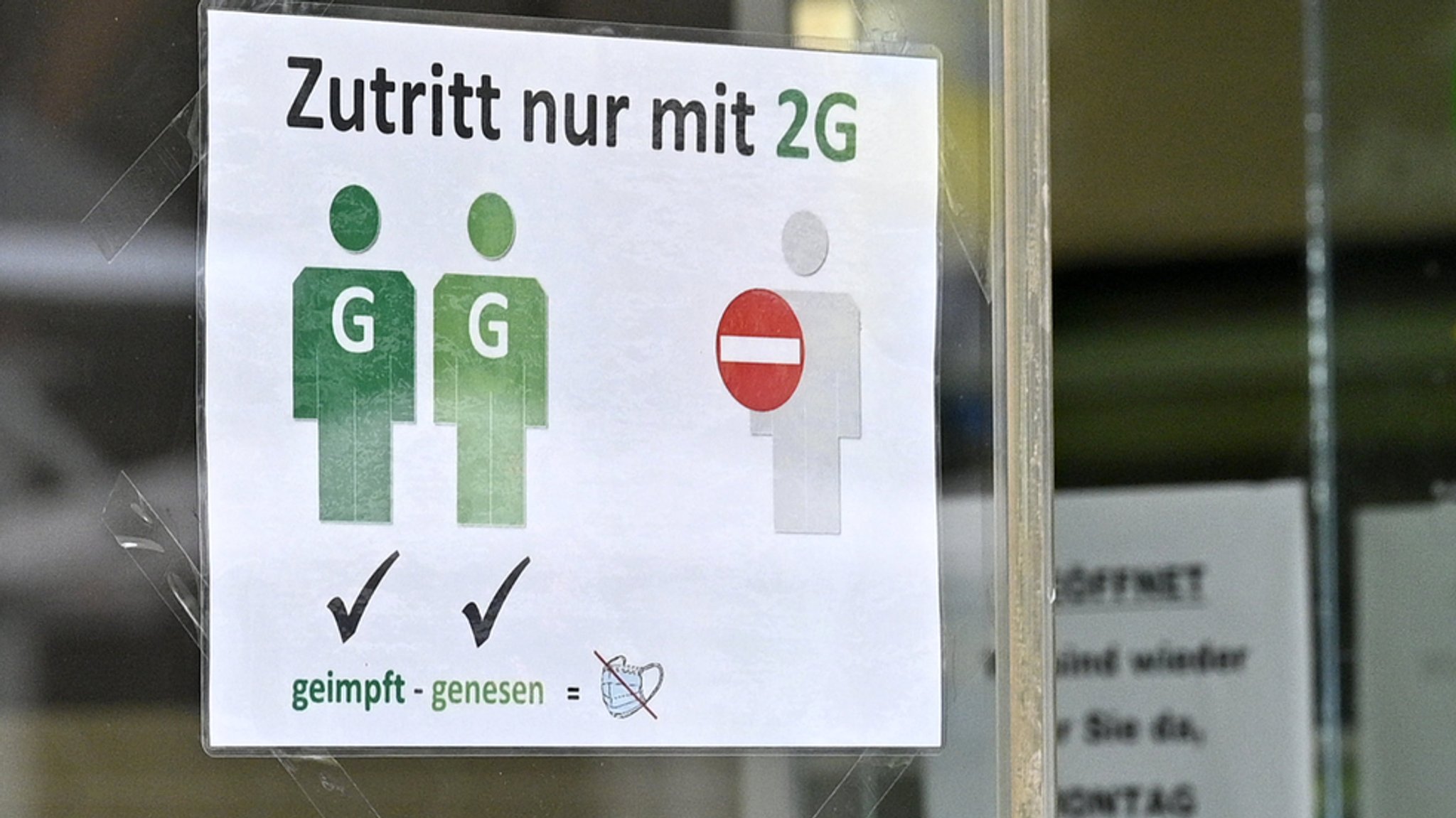 Schild am Geschäftseingang weist auf 2G-Regel hin