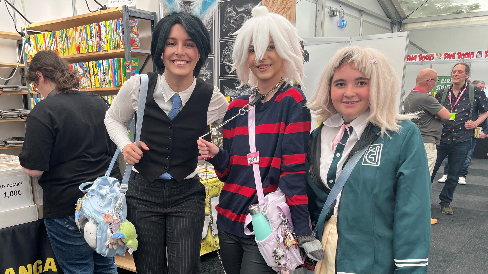 Drei Besucherinnen in Manga- und Cosplay-Kostümen auf der Comic-Messe. | Bild: BR/Anja Bischof Drei Besucherinnen in Manga- und Cosplay-Kostümen auf der Comic-Messe.