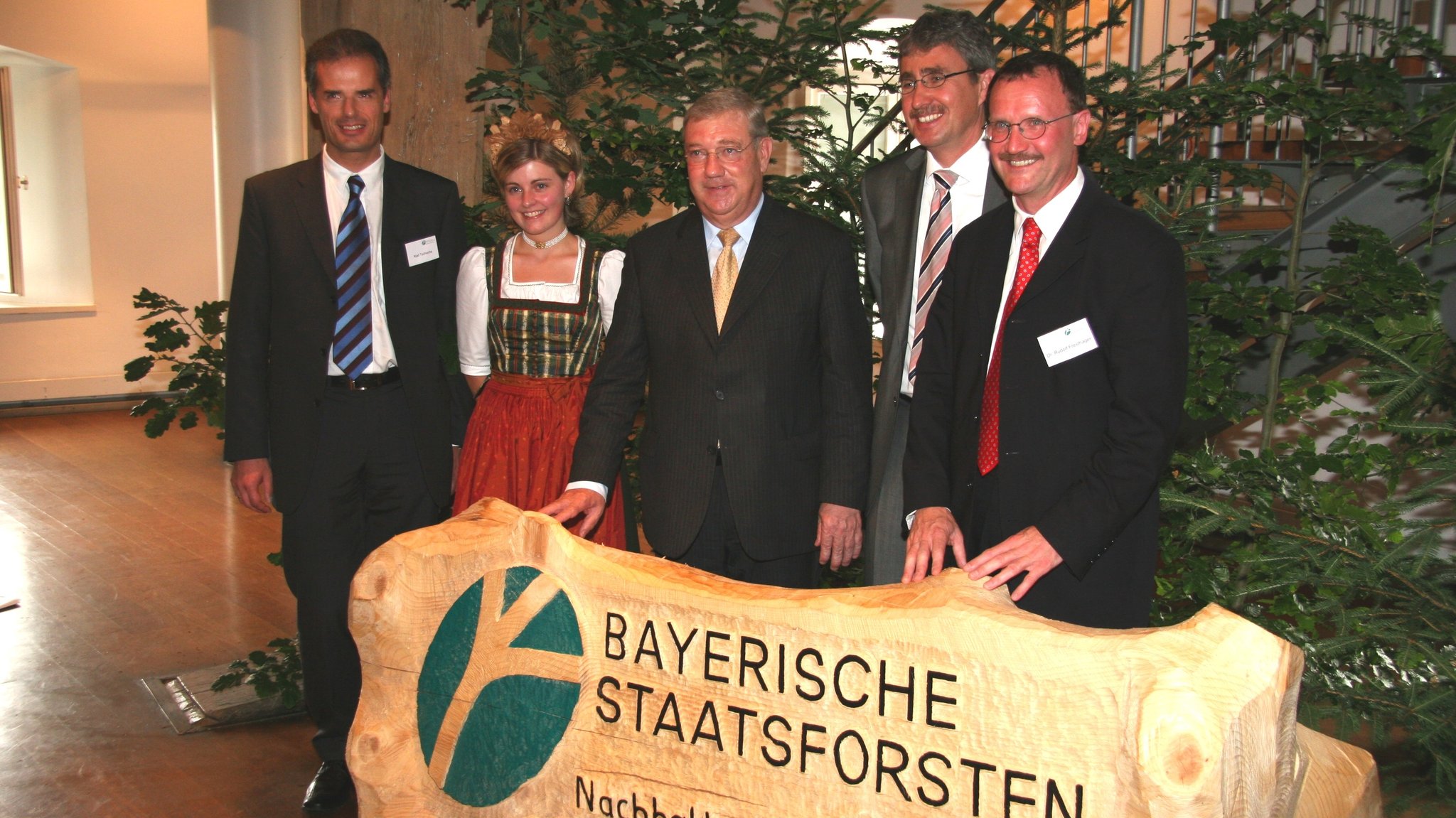 Der offizielle Start des Unternehmens wurde am 1. Juli 2005 im Historischen Salzstadel in Regensburg mit einem kleinen Fest gefeiert. Auf den Bildern sieht man, wie das in Holz geschnitzte Unternehmenslogo enthüllt wird. Die Personen auf dem Bild v.l.n.r.: Vorstand Karl Tschacha, Forstminister Josef Miller, die damalige Waldkönigin (Name leider nicht der Datenbank hinterlegt), Vorstand Reinhardt Neft und Vorstandsvorsitzender Rudolf Freidhager.