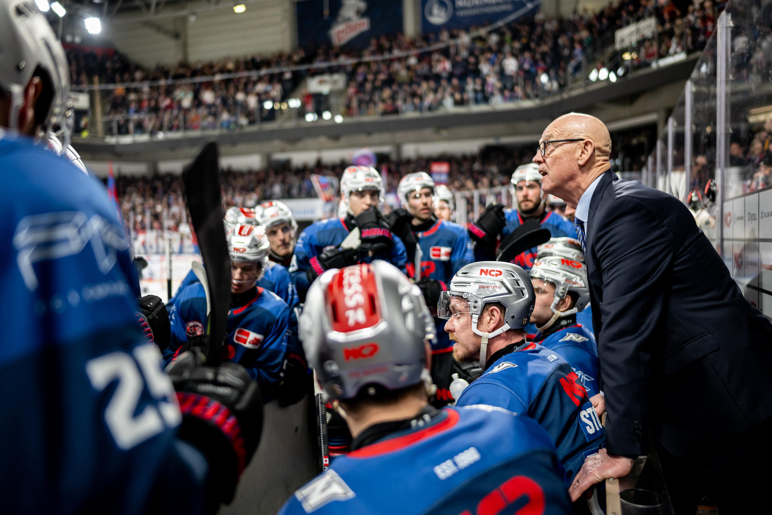 Nürnberg-Coach Tom Rowe mit seinem Team