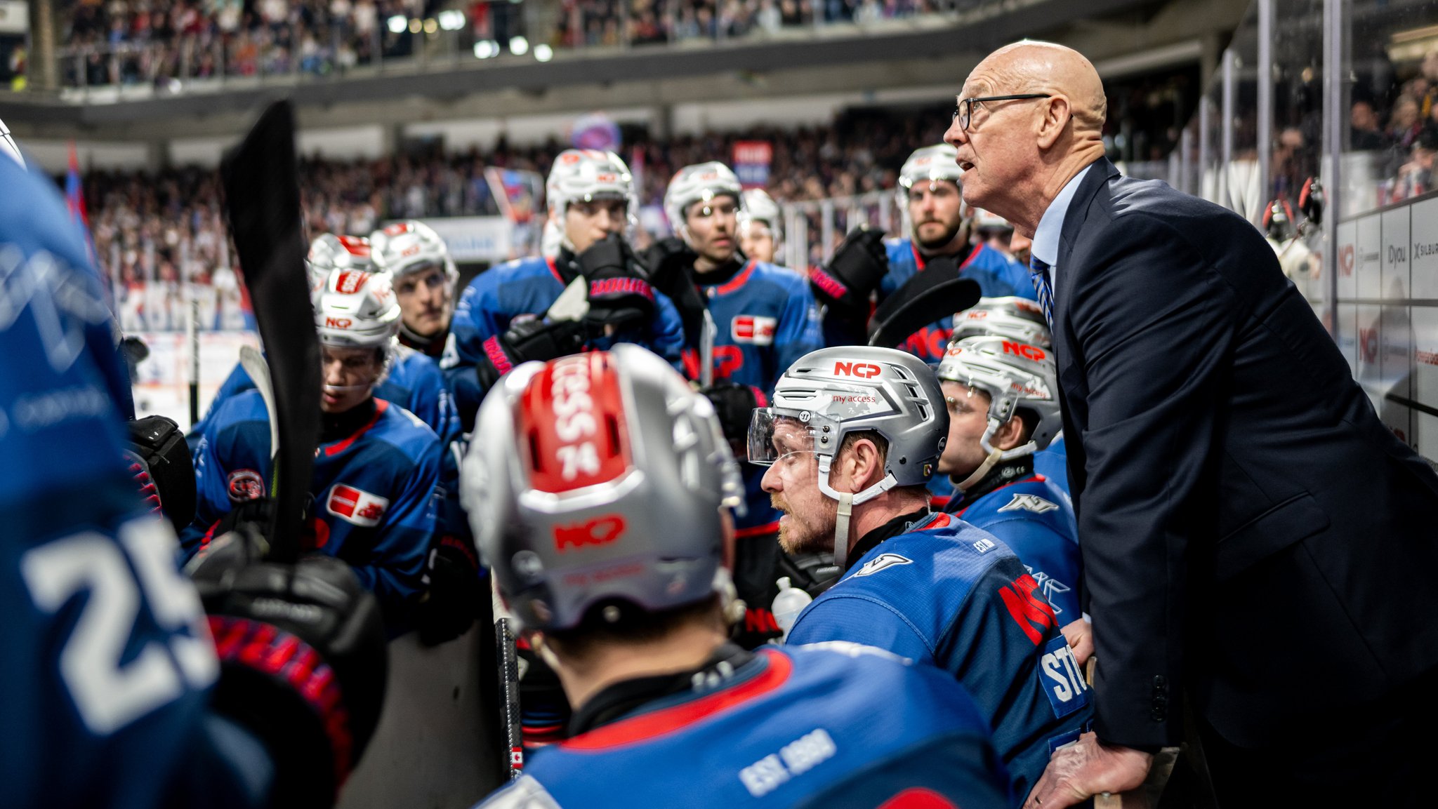 Nürnberg-Coach Tom Rowe mit seinem Team