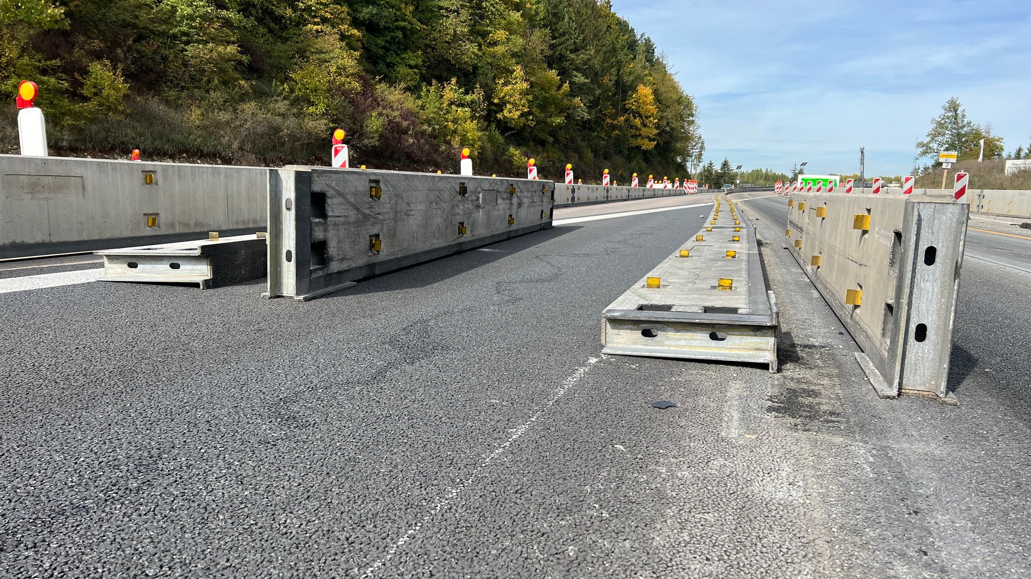 umgestürzter Fahrbahnteiler