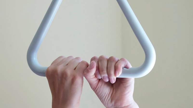 Zwei Hände halten sich am Griff eines Krankenhausbettes fest (Symbolbild) | Bild: picture alliance / Westend61 | Thomas Jäger Zwei Hände halten sich am Griff eines Krankenhausbettes fest (Symbolbild)