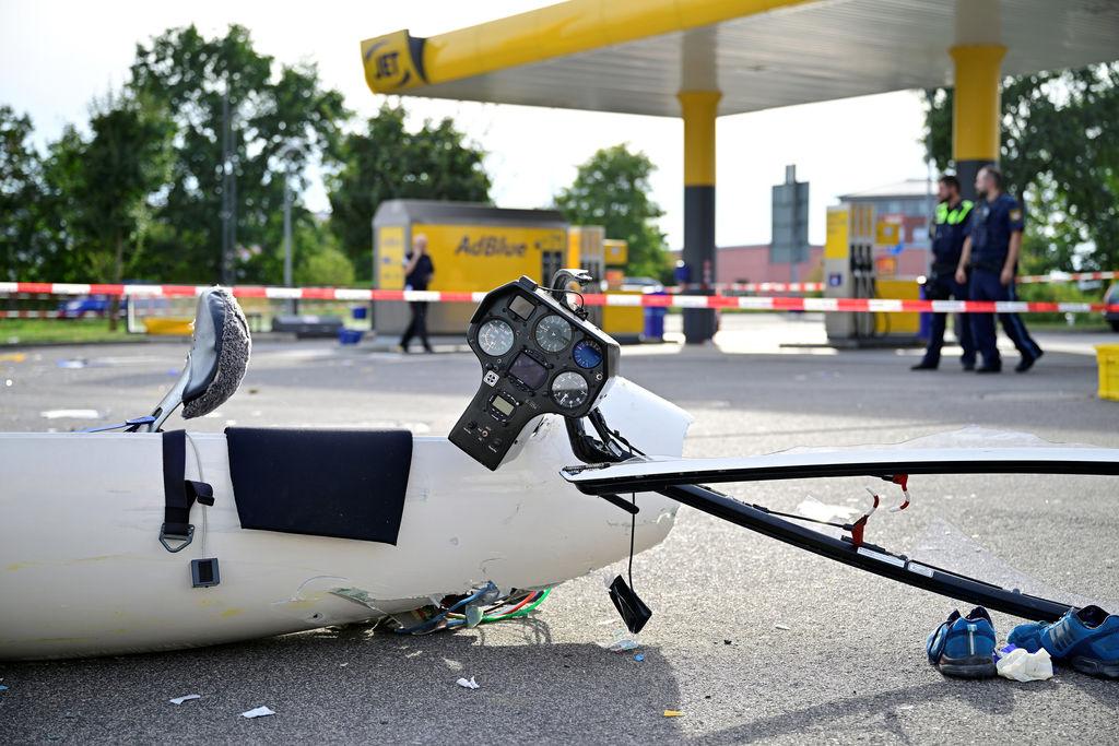 Segelflugzeug stürzt auf Gelände von Tankstelle ab