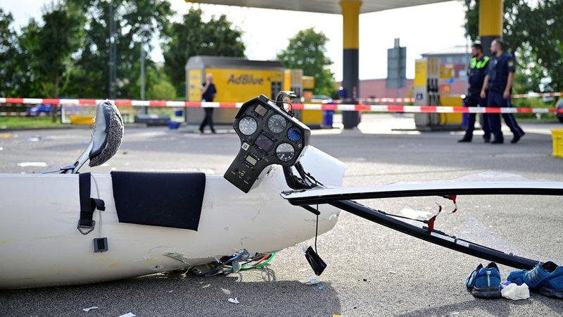 Segelflugzeug stürzt auf Gelände von Tankstelle ab | Bild: dpa-Bildfunk/Matthias Merz Segelflugzeug stürzt auf Gelände von Tankstelle ab