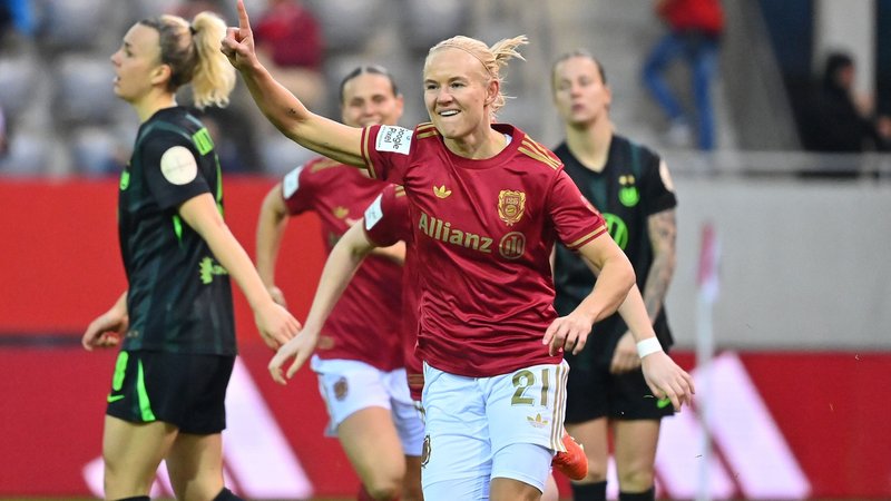 Münchner Siegerjubel gegen Wolfsburg: Pernille Harder | Bild: picture-alliance/dpa Münchner Siegerjubel gegen Wolfsburg: Pernille Harder