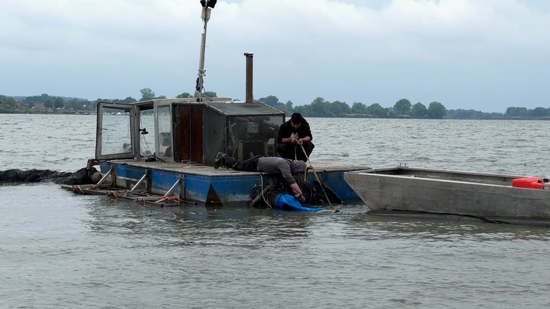 Der Saugbagger muss repariert werden. Er soll 15.000 Kubikmeter Schlamm vom Grund des Altmühlsees abtransportieren. | Bild: BR / Ulrike Lefherz Der Saugbagger muss repariert werden. Er soll 15.000 Kubikmeter Schlamm vom Grund des Altmühlsees abtransportieren.