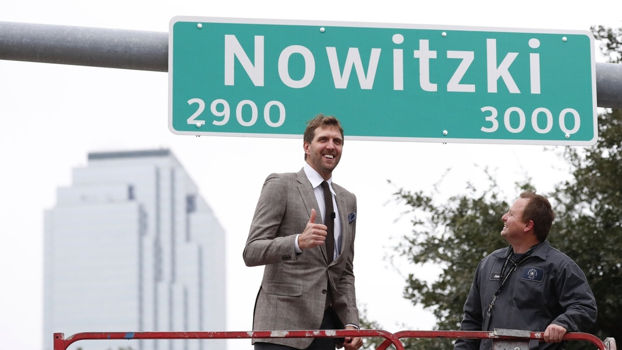 Nowitzki enthüllt Straßenschild in Dallas