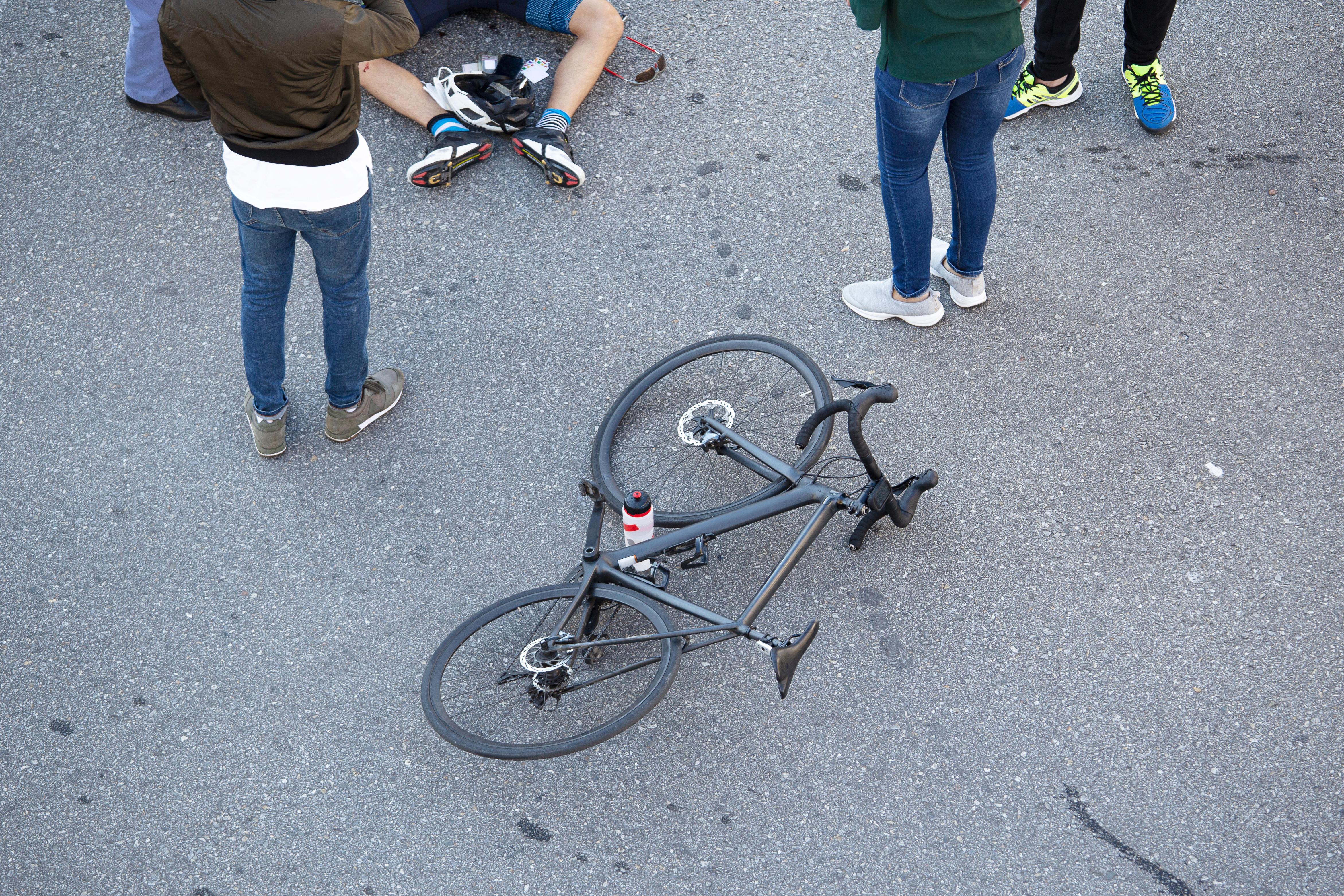 Fahrrad eines Jugendlichen nach Zusammenprall auf der Strasse