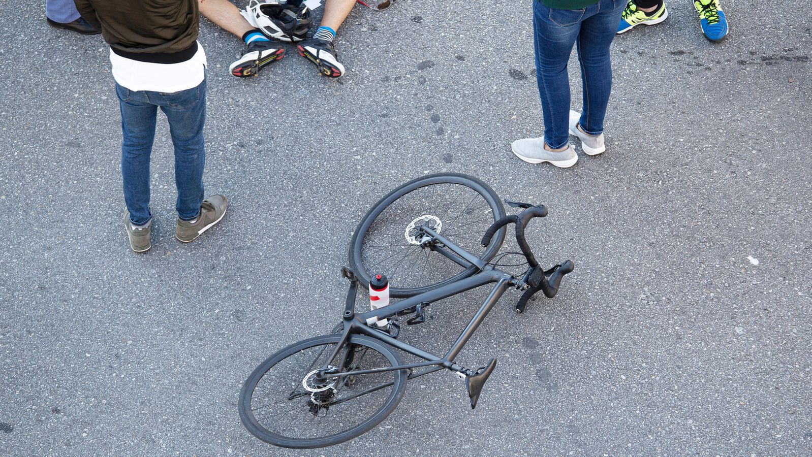 Photo: br.de Fahrrad eines Jugendlichen nach Zusammenprall auf der Strasse