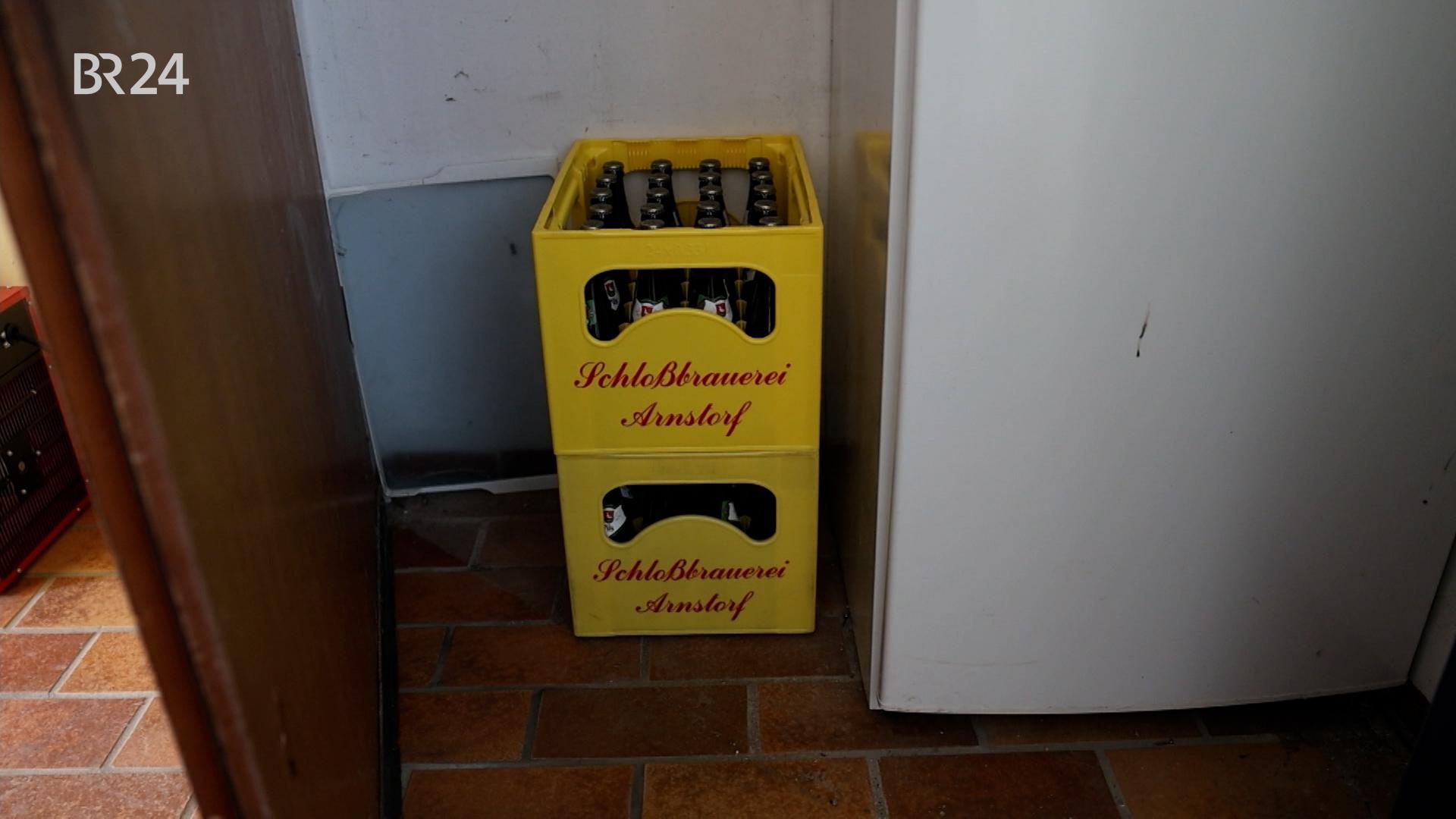 Zwei Kästen Bier der "Schloßbrauerei Arntorf"