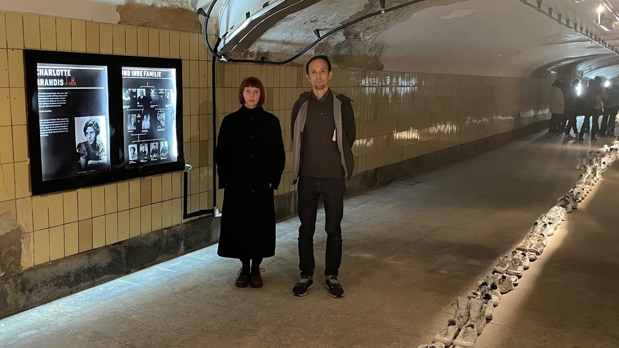 Die Ausstellungsmacher Sofia Seidl und Florian Toperngpong in der ehemaligen Fußgängerunterführung im Regensburger Hauptbahnhof.