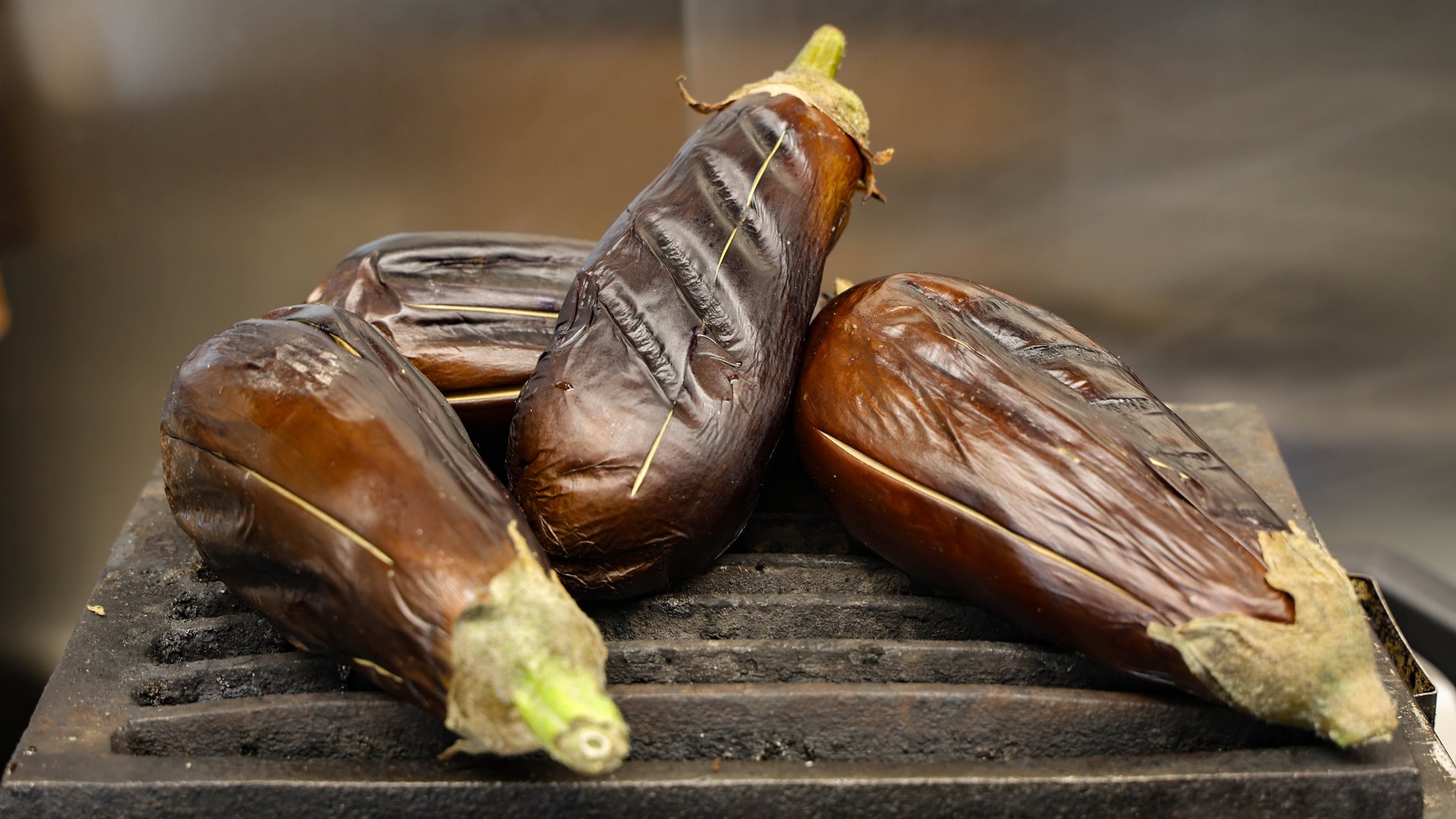 Auberginen auf einem Grill