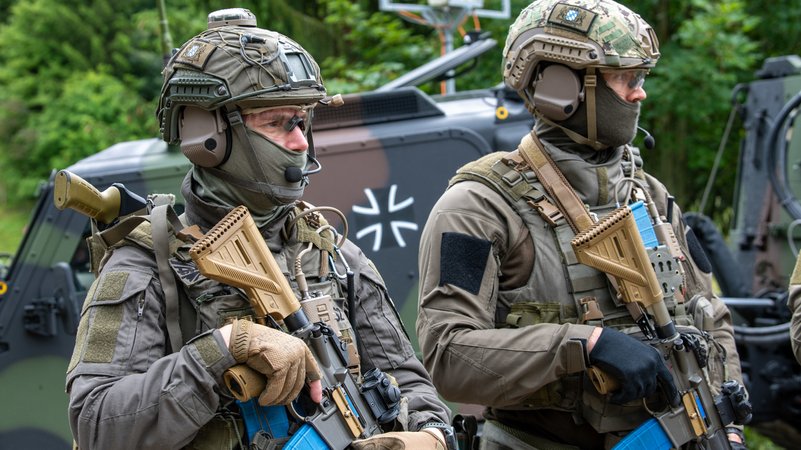 Polizisten des bayerischen SEK stehen vor einem Bundeswehrfahrzeug. Sie simulierten im Juli 2023 mit der Bundeswehr eine Anti-Terror-Übung.