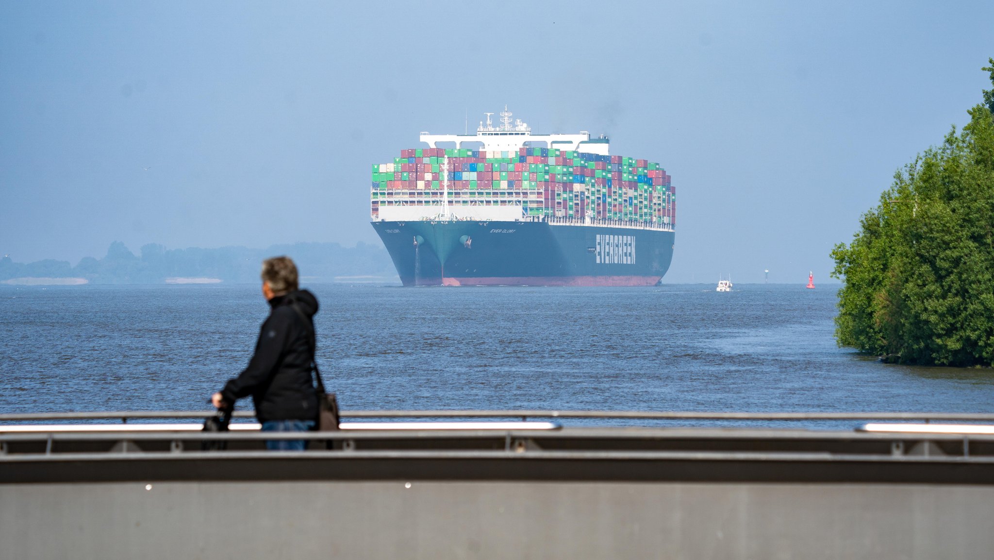 Einlauf eines der mit 400 Meter Länge weltweit größten Containerschiffe der Welt, die EVERGREEN Ever Glory, in den Hamburger Hafen.