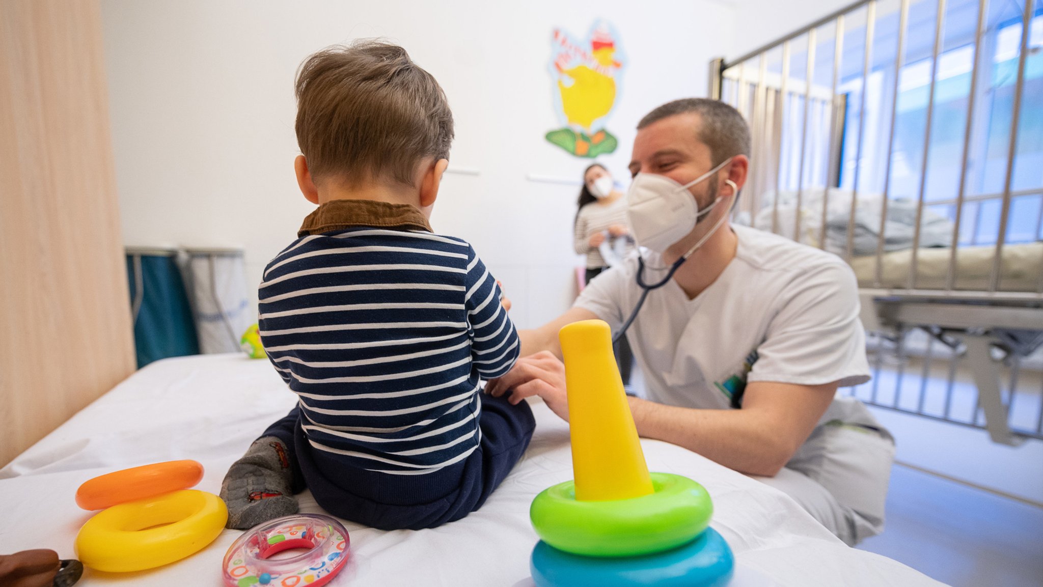 Arzt untersucht Kleinkind in Klinik