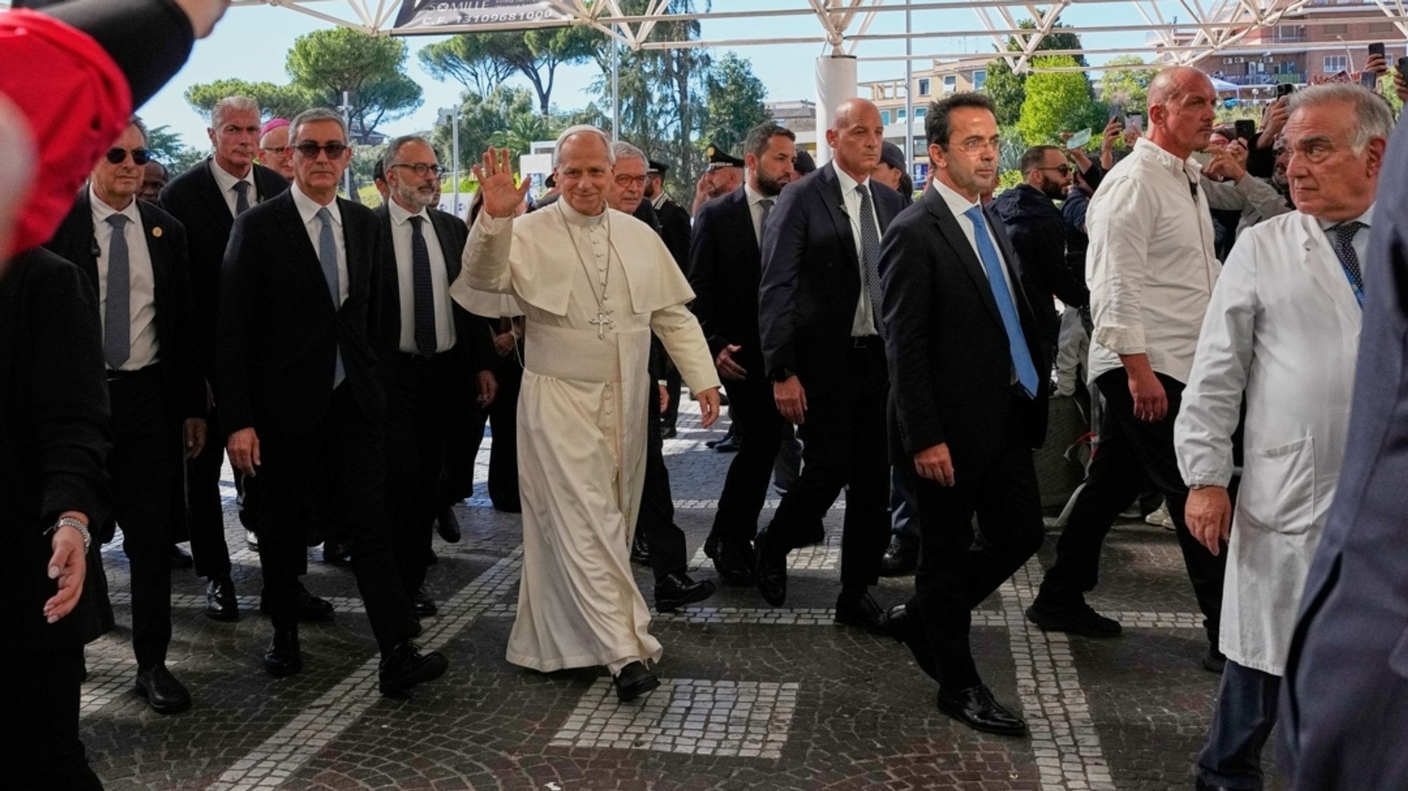 13.10.2026, Italien, Rom: Papst Leo XIV. trifft in der Poliklinik „Agostino Gemelli“ in Rom ein | Bild: dpa-Bildfunk/Alessandra Tarantino 13.10.2026, Italien, Rom: Papst Leo XIV. trifft in der Poliklinik „Agostino Gemelli“ in Rom ein