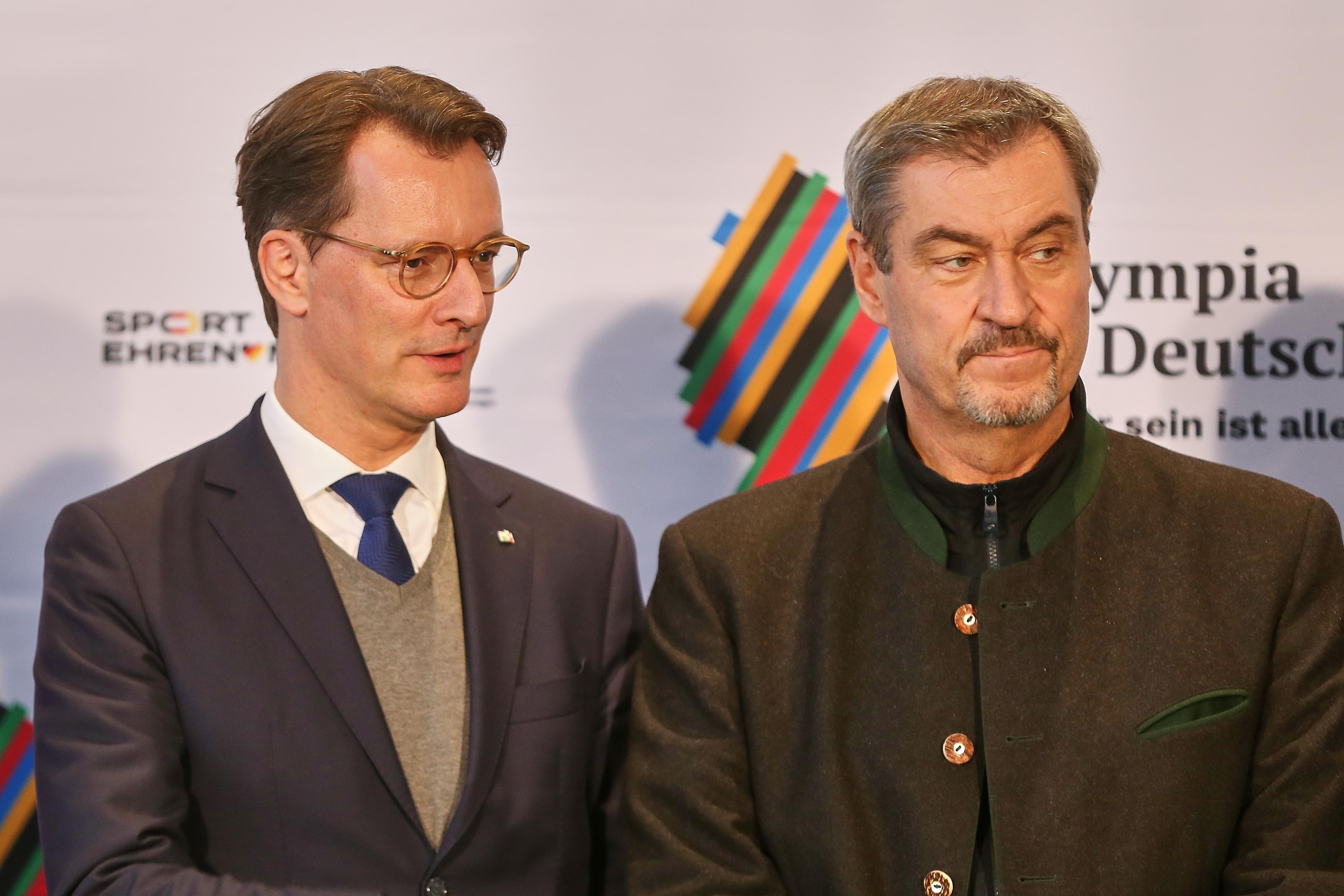 Berlin, Deutschland:  Bundeskanzleramt: Unterzeichnung der Vereinbarung  zur Olympiabewerbung: Hendrik Wüst (CDU) und  Markus Söder (CSU)