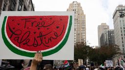 Bei vielen pro-palästinensischen Demonstrationen zeigt sich das Symbol der Wassermelone | Bild:picture alliance / ZUMAPRESS.com | Gina M Randazzo
