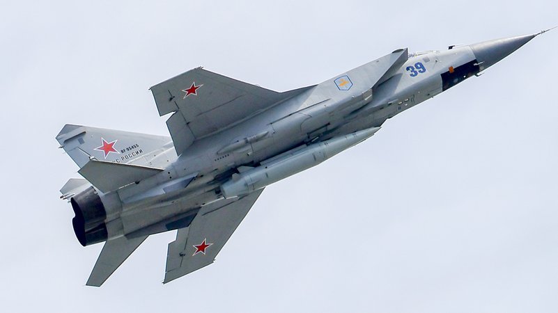 Ein MiG-31-Kampfflugzeug der russischen Luftwaffe (Archivbild) | Bild: picture alliance / AA | Sefa Karacan Ein MiG-31-Kampfflugzeug der russischen Luftwaffe (Archivbild)