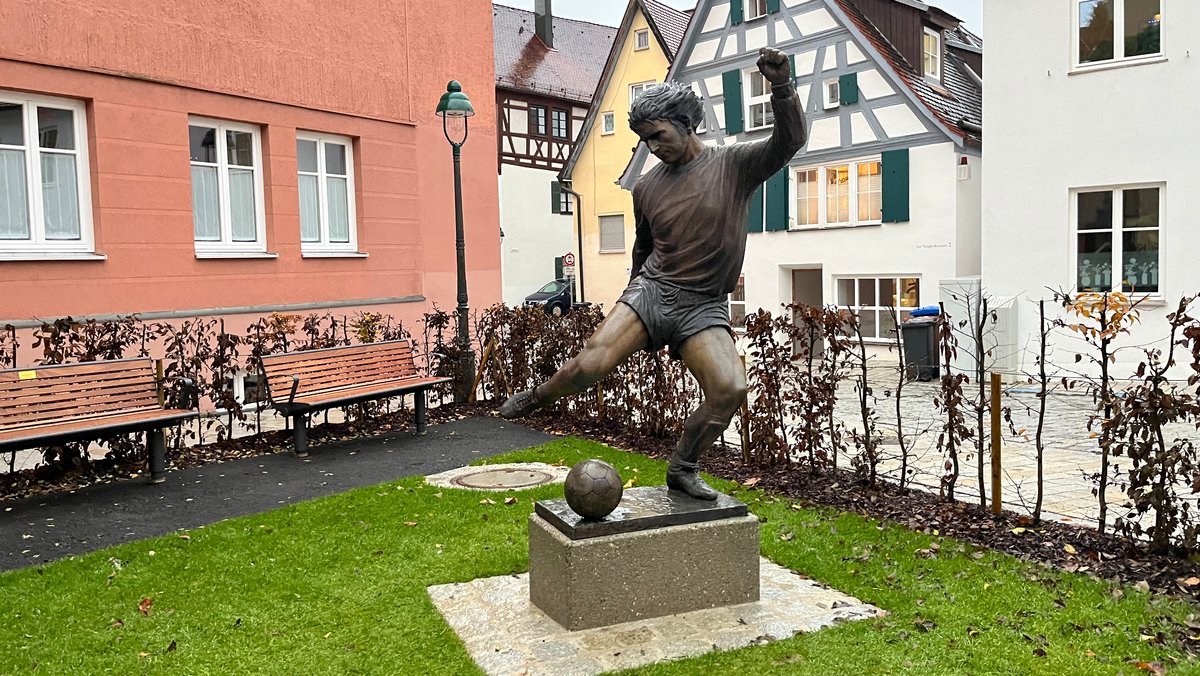 Der neue Gerd-Müller-Platz in Nördlingen, mit der Bronzefigur des Fußballers