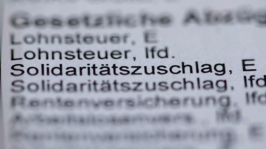 Der Posten Solidaritätszuschlag ist auf einer Lohnabrechnung zu sehen (Symbolbild)