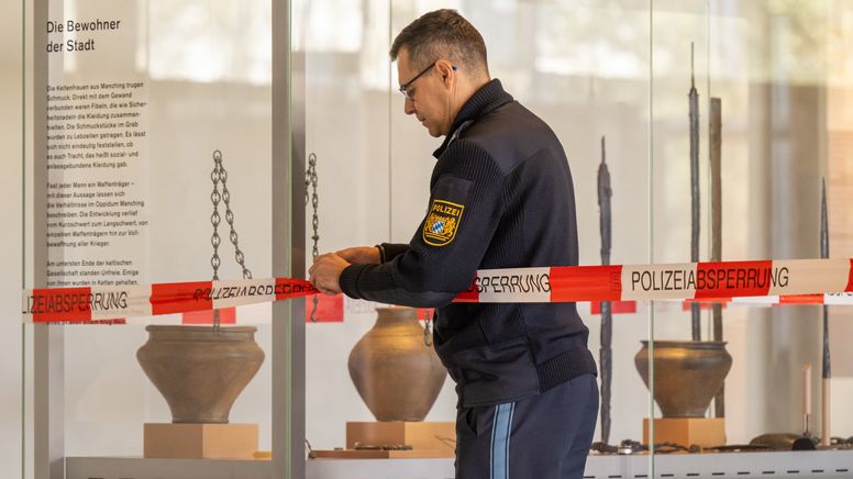 Nach dem Diebstahl im Kelten Römer Museum in Manching hat Bayerns Kunstminister Blume ein Maßnahmenpaket auf den Weg gebracht.  | Bild:dpa-Bildfunk/Peter Kneffel