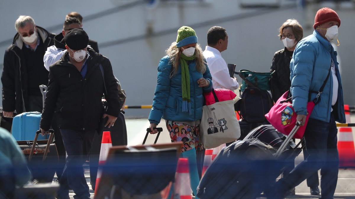 Passagiere der "Diamond Princess" verlassen nach Quarantäne das Kreuzfahrtschiff im japanischen Hafen Yokohama