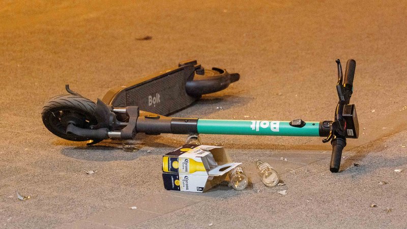 Bei Scooter-Unfällen spielt oft Alkohol eine Rolle (Symbolbild) | Bild: pa/dpa/Eibner-Pressefoto | DROFITSCH/EIBNER Bei Scooter-Unfällen spielt oft Alkohol eine Rolle (Symbolbild)