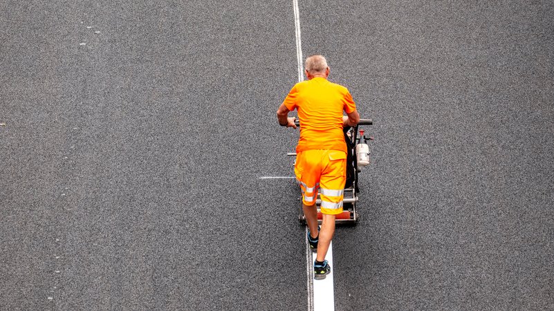 (Symbolbild) Auf einer Autobahn markiert ein älterer Mitarbeiter die Spur. | Bild: dpa/pa/Jochen Tack (Symbolbild) Auf einer Autobahn markiert ein älterer Mitarbeiter die Spur.