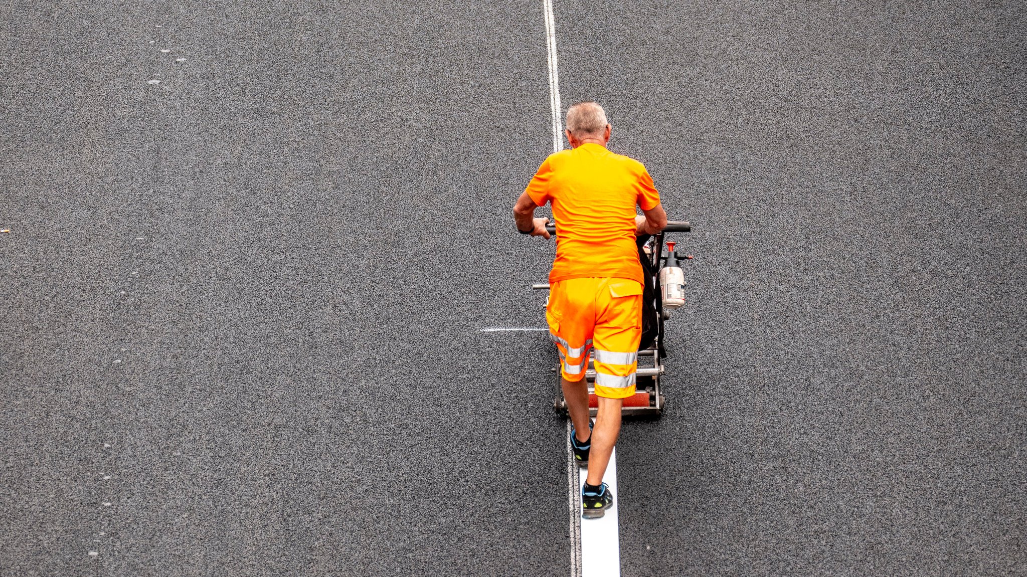 (Symbolbild) Auf einer Autobahn markiert ein älterer Mitarbeiter die Spur. | Bild: dpa/pa/Jochen Tack (Symbolbild) Auf einer Autobahn markiert ein älterer Mitarbeiter die Spur.