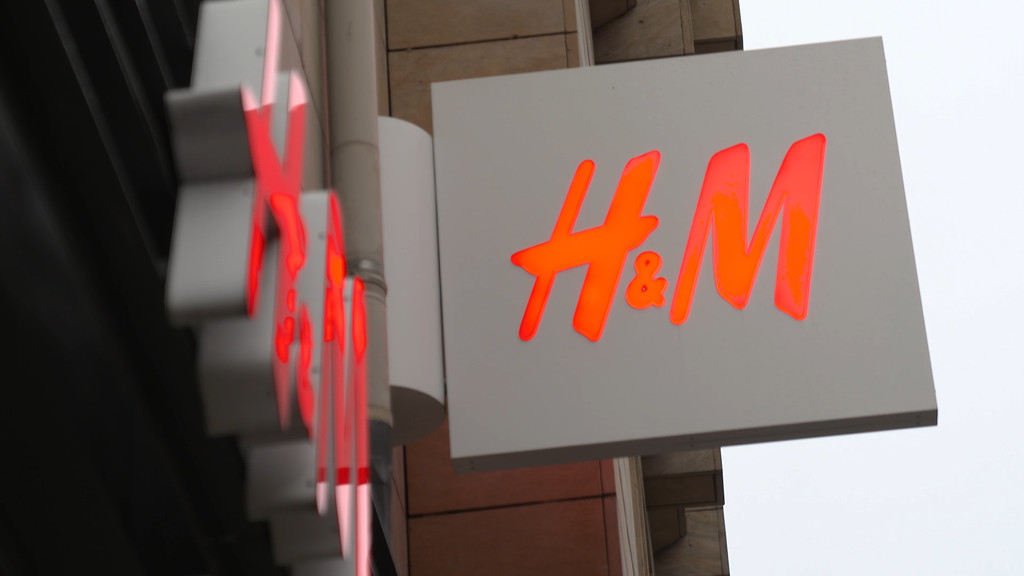 H&M Logo an einer Ladenfassade