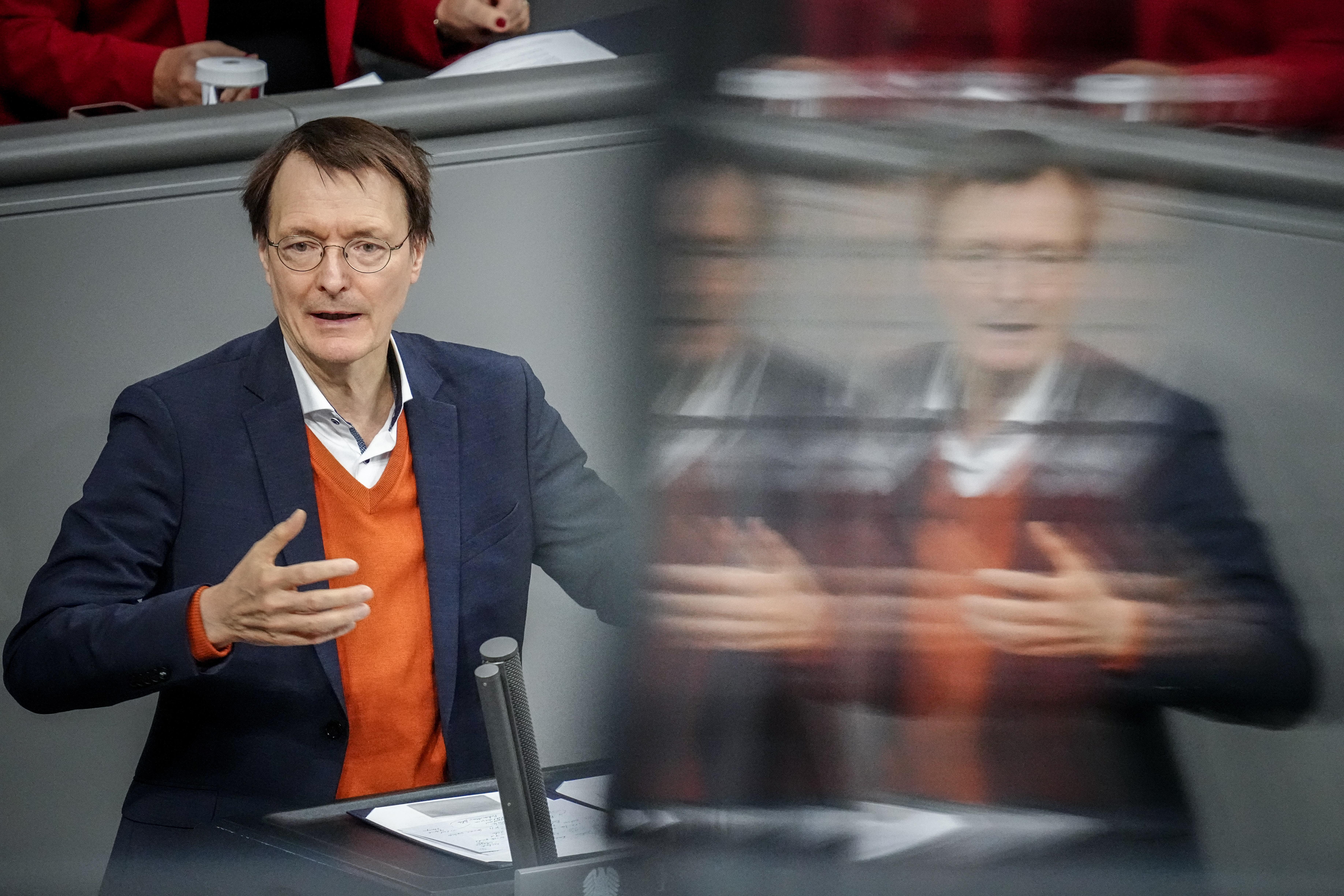 Karl Lauterbach (SPD), Bundesminister für Gesundheit, spricht im Bundestag.