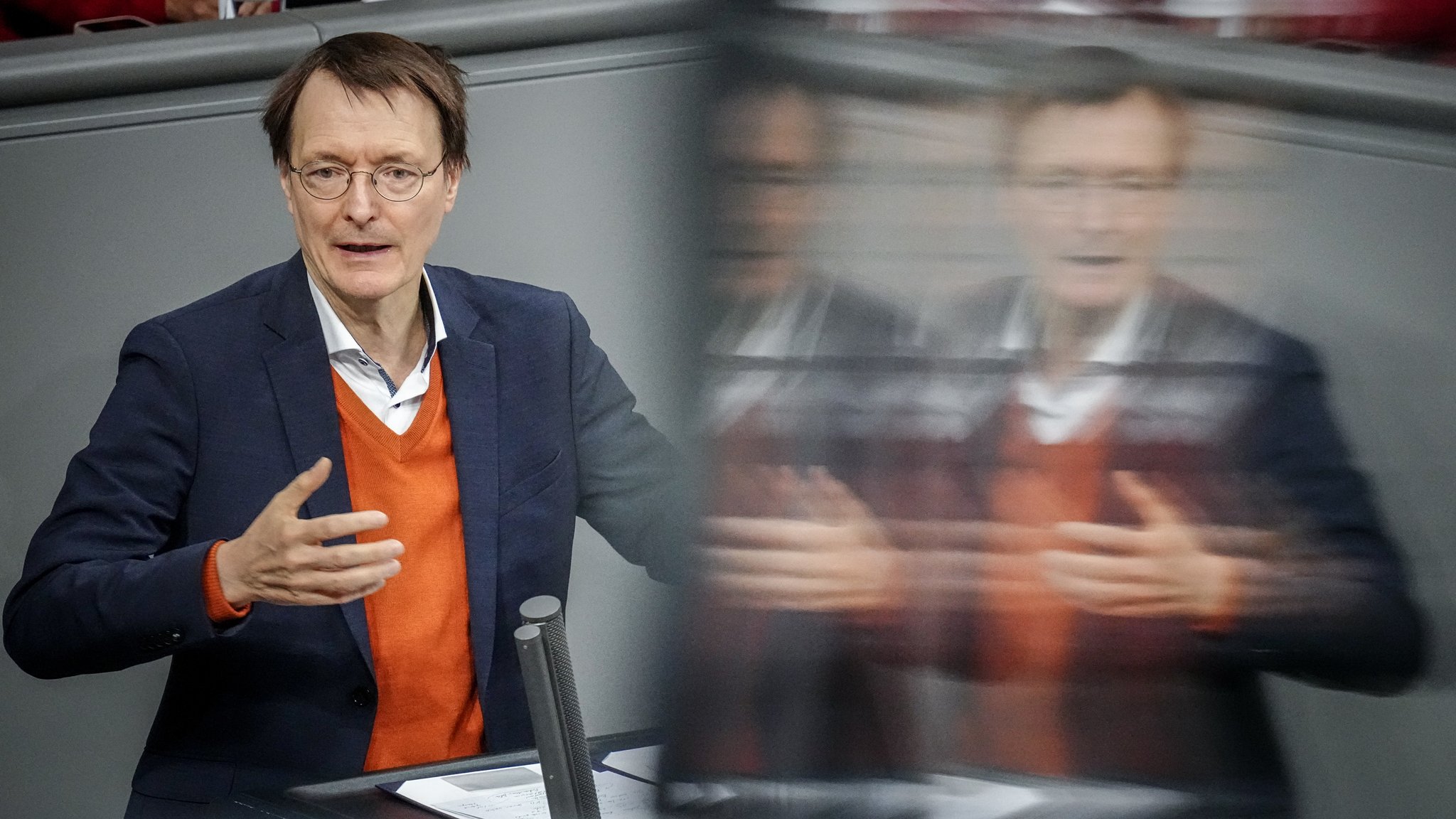 Karl Lauterbach (SPD), Bundesminister für Gesundheit, spricht im Bundestag.