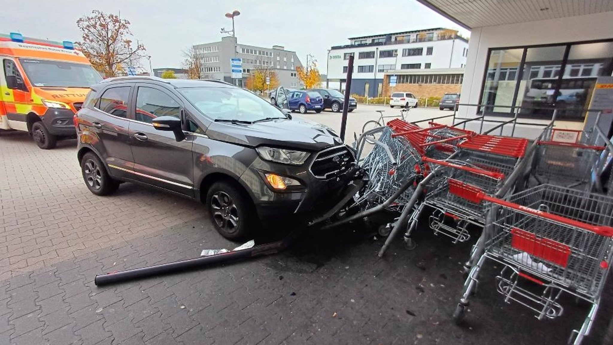 Autofahrerin verliert Kontrolle und fährt Mann vor Supermarkt an