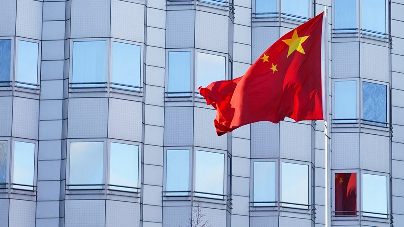 Die Flagge von China weht vor der Chinesischen Botschaft. 